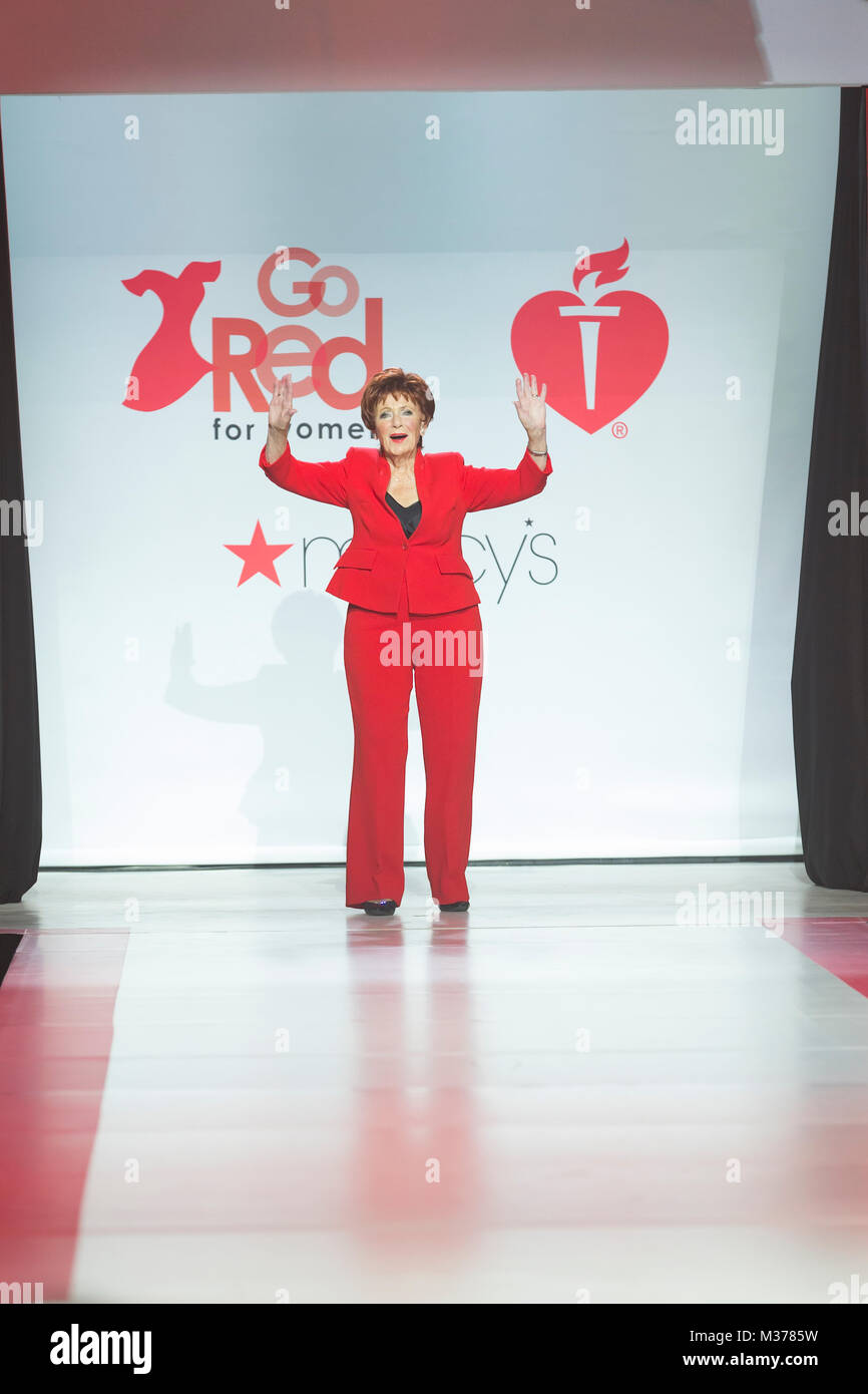 New York, États-Unis. Le 08 février, 2018. Marion Ross wearing gown par Karen Millen robe rouge pour la piste promenades 2018 Fashion Show à Hammerstein Ballroom Crédit : Lev Radin/Pacific Press/Alamy Live News Banque D'Images
