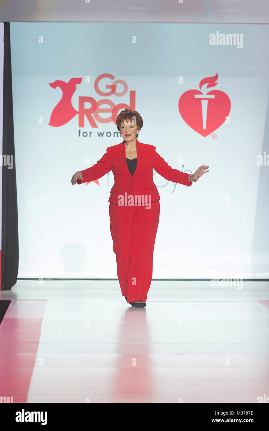 New York, États-Unis. Le 08 février, 2018. Marion Ross wearing gown par Karen Millen robe rouge pour la piste promenades 2018 Fashion Show à Hammerstein Ballroom Crédit : Lev Radin/Pacific Press/Alamy Live News Banque D'Images