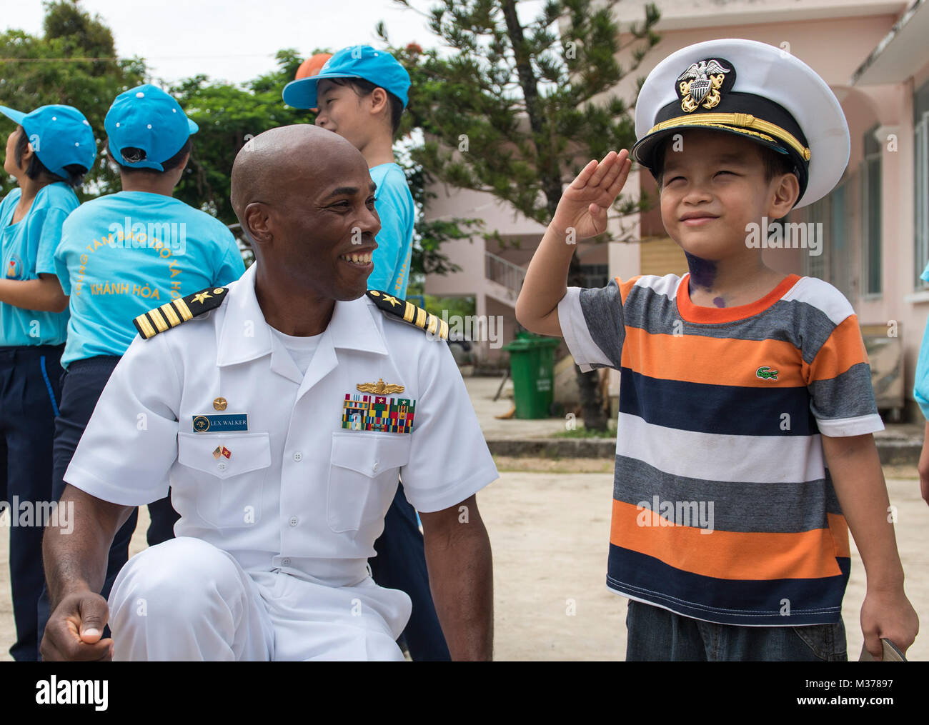 170706-N-OU129-053 NHA TRANG, Vietnam (6 juillet 2017) Le capitaine Lex Walker, commodore, 7 escadron, interagit avec un résident de Khanh Hoa Centre for Social Protection pendant l'activité d'engagement naval (AEN) Vietnam 2017 6 juillet. L'engagement est l'occasion pour les marins de la Marine populaire du Vietnam et d'interagir et de partager des connaissances pour renforcer les capacités mutuelles et renforcer des partenariats solides avec la communauté locale. (U.S. Photo par marine Spécialiste de la communication de masse 2e classe Joshua Fulton/libérés) Activité d'engagement naval Vietnam 2017 offre la possibilité aux pers Banque D'Images