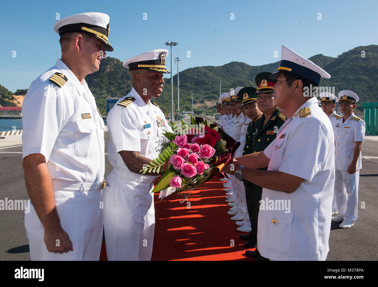 170710-N-ou de Cam Ranh129-042, Vietnam (10 juillet 2017), le Capitaine Chris Sharman (à gauche), l'Attaché naval de l'ambassade des États-Unis à Hanoi et le capitaine Lex Walker (à droite), le commodore, Destroyer Squadron 7 échange adieux avec les responsables militaires et civils vietnamiens au cours de la cérémonie de clôture de l'activité de l'engagement naval (AEN) Vietnam 2017, 10 juillet. L'engagement est l'occasion pour les marins de la Marine populaire du Vietnam et d'interagir et de partager des connaissances pour renforcer les capacités mutuelles et renforcer des partenariats solides avec la communauté locale. (U.S. Photo par marine Spécialiste de la communication de masse 2e Cla Banque D'Images