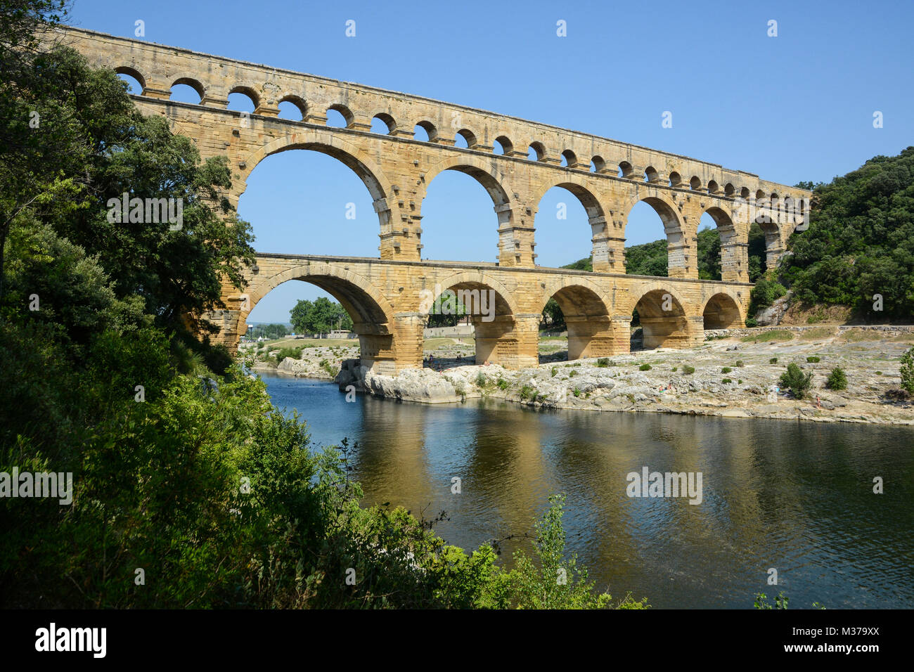 Photo de paysage spectaculaire de l'historique ancien Pont du Gard pont sur le Gardon, dans le sud de la France en été Banque D'Images