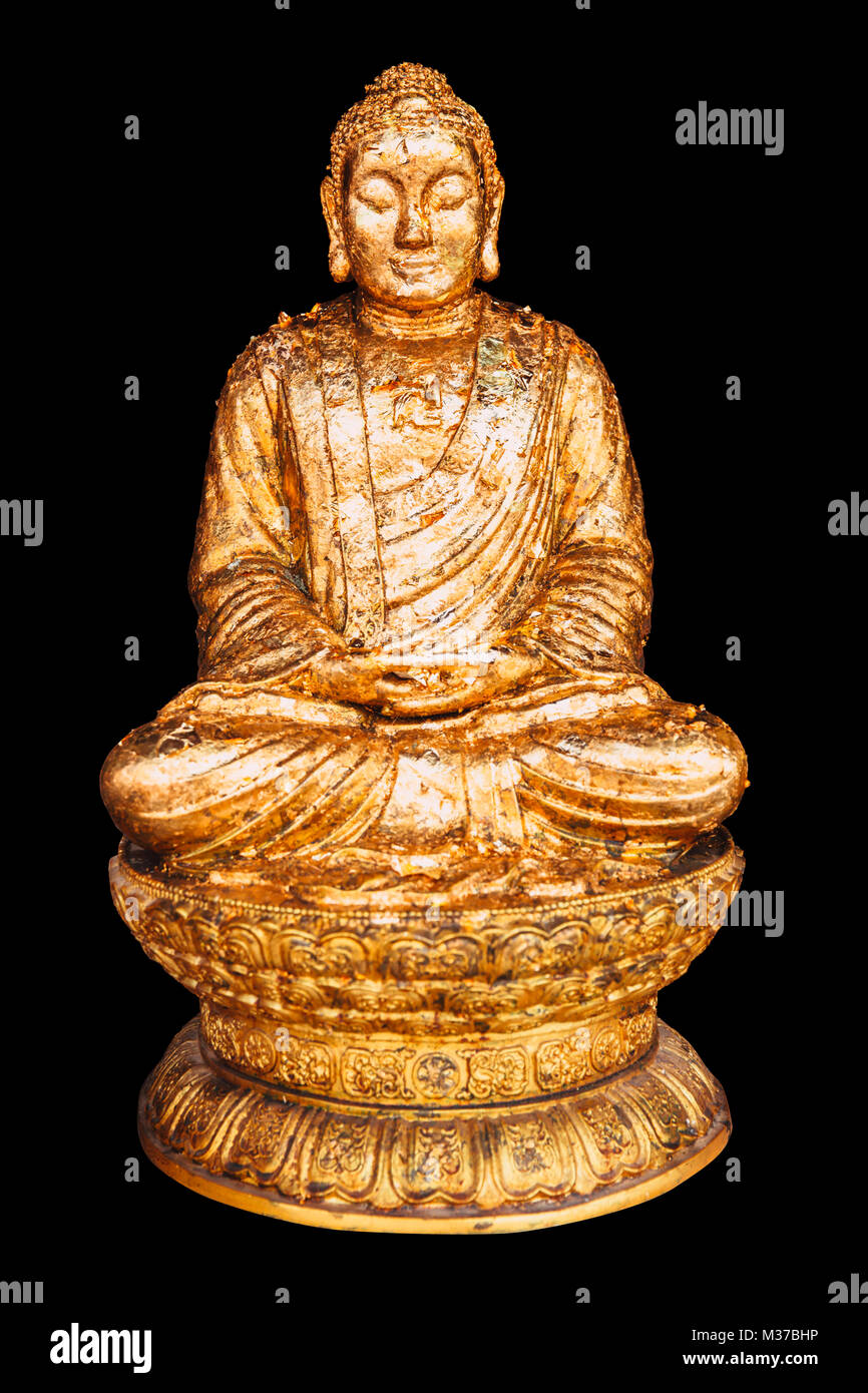 Ancienne Asie Bouddha en or la méditation assise isolé sur black with clipping path Banque D'Images