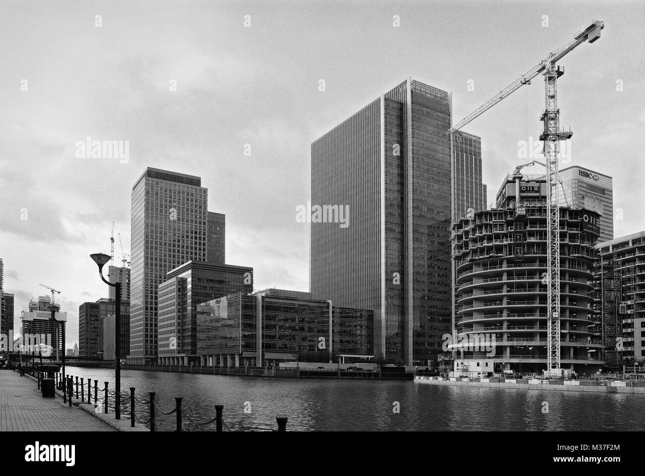 Dock Sud, Canary Wharf, London UK, avec des bâtiments en construction Banque D'Images