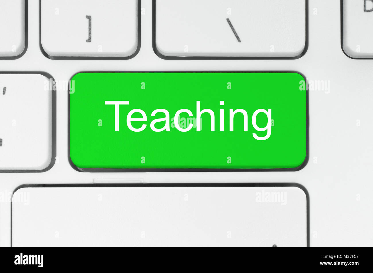 Bouton vert avec l'enseignement mot sur le clavier, close-up Banque D'Images