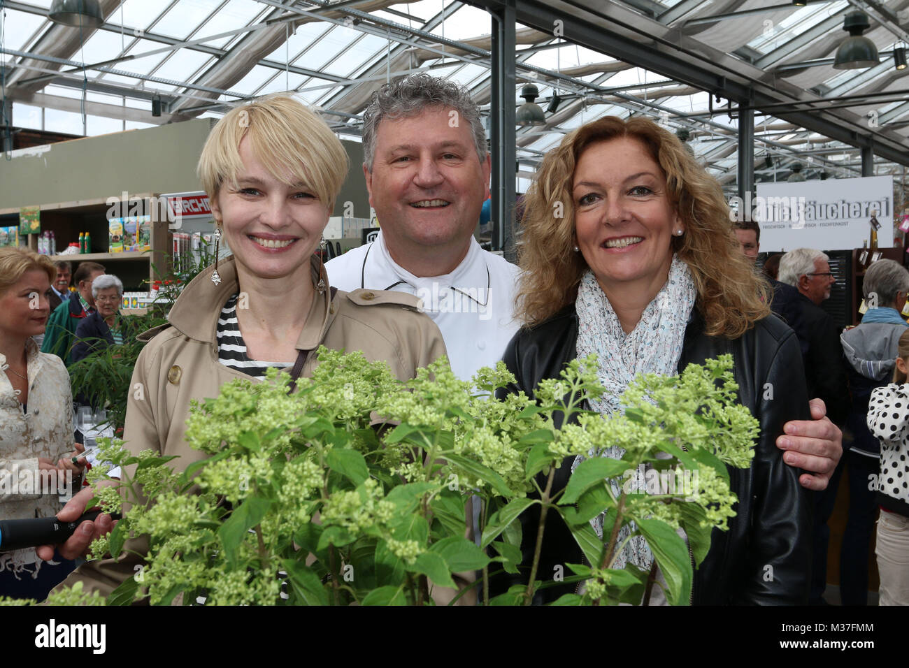 O Heinz Wehmann Landhaus Scherrer Susann Atwell Und Bettina Charite Tietjen Versteigerung Von Durch Destacado Ausgesuchte Blumenkuebel Bei Garten Von Ehren Altonaer Schweizerischen Philanthropischen Kinderkrankenhauses Akk Hambourg 15 09