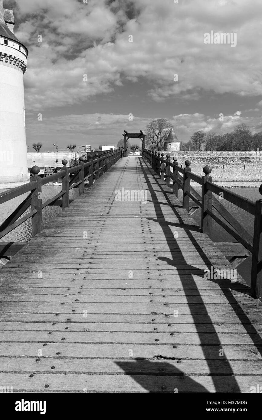 Pont-levis en bois d'accès Château de Sully dans la vallée de la Loire, France Banque D'Images