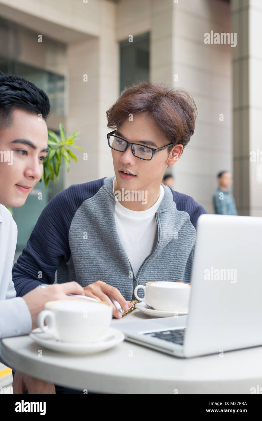 Deux hommes d'affaires assis dans un café et discuter du projet d'entreprise Banque D'Images