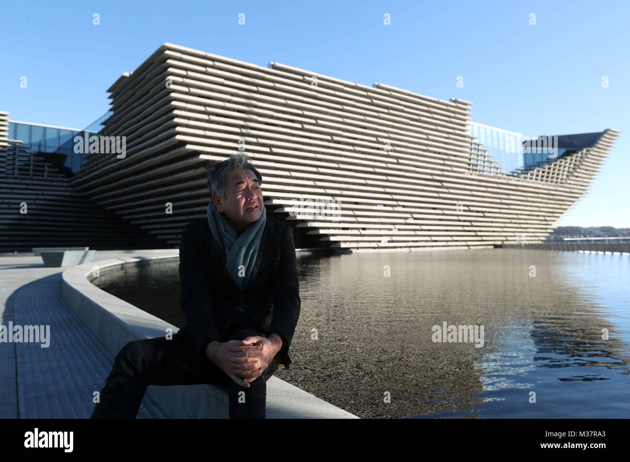 L'architecte japonais Kengo Kuma voit pour la première fois l'extérieur fini du nouveau musée V&A Dundee de quatre-vingt millions de livres. Le designer a rencontré les employés alors que l'accent se déplace à l'intérieur du V&A, en mettant en place des espaces de galerie, un café et un restaurant avant son ouverture en septembre. Banque D'Images