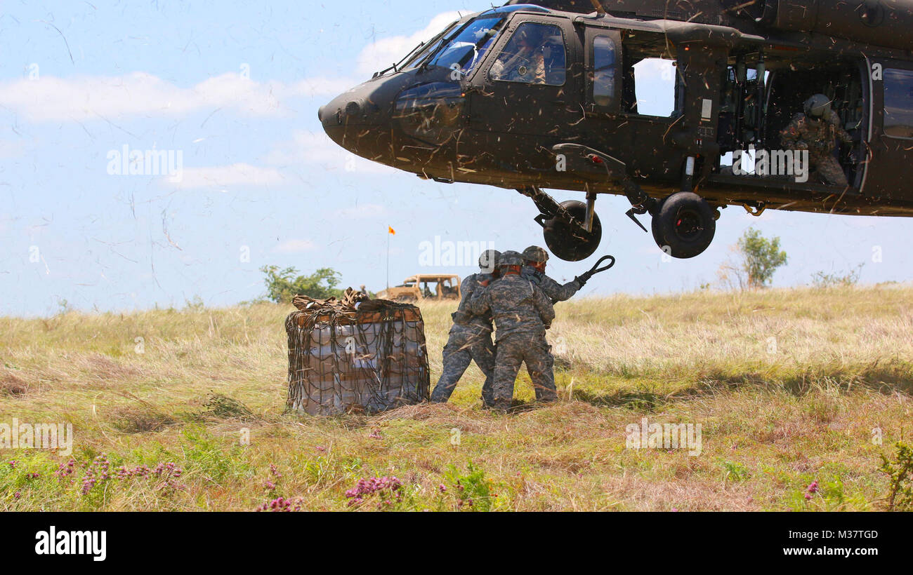 Les soldats de l'Escadron de soutien régimentaire, 278e régiment de cavalerie blindée, effectuer les opérations de chargement sur l'élingue de l'Black Hawks de la Garde nationale du Minnesota, hélicoptères d'assaut de 2-147 bataillon pendant un exercice de capacité d'entraînement au combat exportables à Fort Hood, au Texas. Les soldats de 2-147 a contribué à l'appui de l'aviation pour l'XCTC l'exercice pour la 278e de l'ÉCA Texas Garde Nationale comme ils se préparent pour une prochaine rotation pour le Centre National d'entraînement en 2018. (Photo de la Garde nationale du Minnesota 1er lieutenant Katherine Zins) Minnesota et Wisconsin Garde nationale par les G Banque D'Images