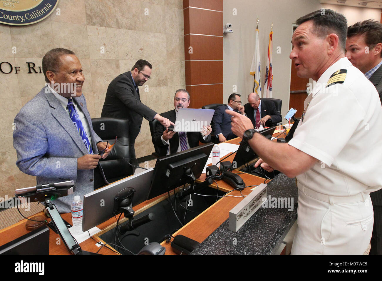 170620-N-HW977-071 Riverside, Californie (20 juin 2017) Capt Corry, directeur général de Shedd Naval Surface Warfare Center (CDSN), Division de la Corona, à droite, discute avec Chuck Washington, Comté de Riverside Troisième surveillant de district et l'ancien aviateur naval, avant de remettre à jour la mission de Riverside County Board of Supervisors. Le Shedd au conseil une mise à jour à leur demande sur l'augmentation de la demande de mission unique du CDSN Corona pour permettre aux combattants de s'entraîner, combattre et gagner par le biais de mesure, l'analyse et l'évaluation indépendante, ainsi que la commande de plus en plus de l'apport économique et social Banque D'Images