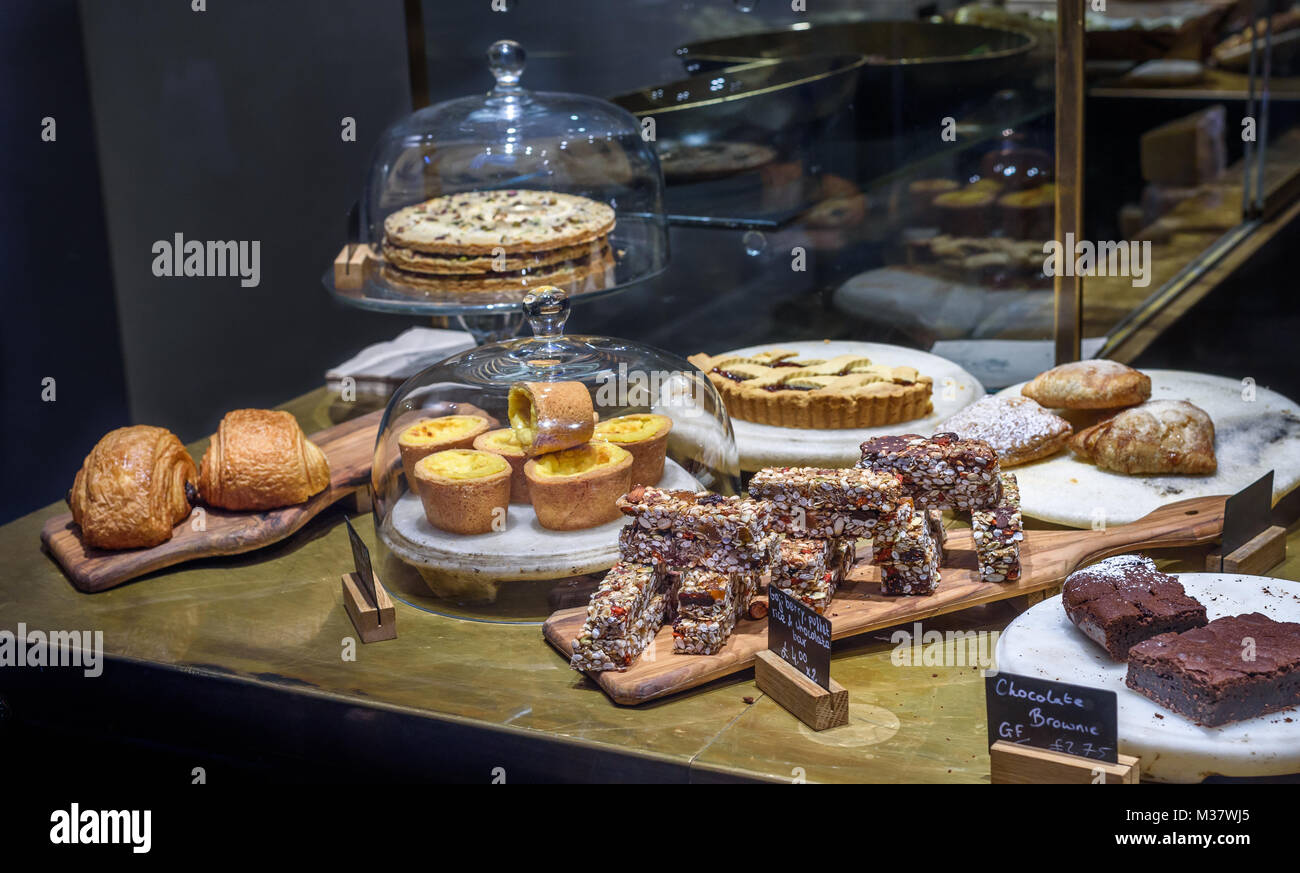 Divers gâteaux et pâtisseries en exposition dans un magasin. Banque D'Images