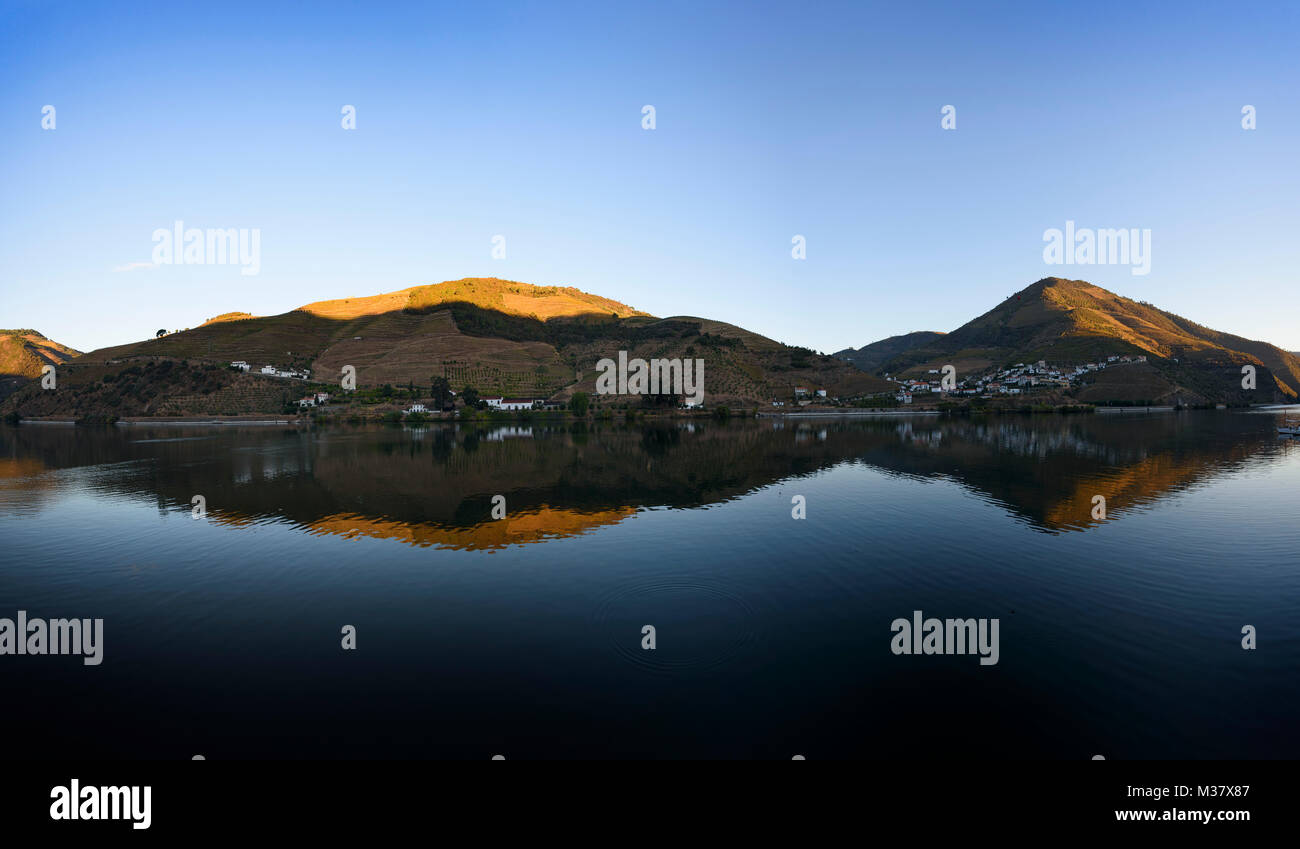 Collines qui réfléchissent sur le fleuve Douro dans la région de la vallée du Douro au Portugal, en Europe Banque D'Images