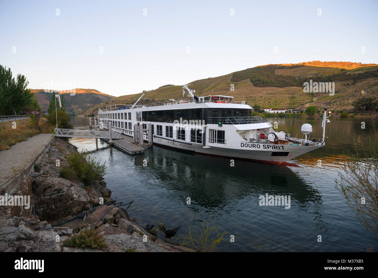 Bateau de croisière Douro Spirit à l'embarcadère de Folgosa, dans la vallée du Douro, au Portugal, en Europe Banque D'Images