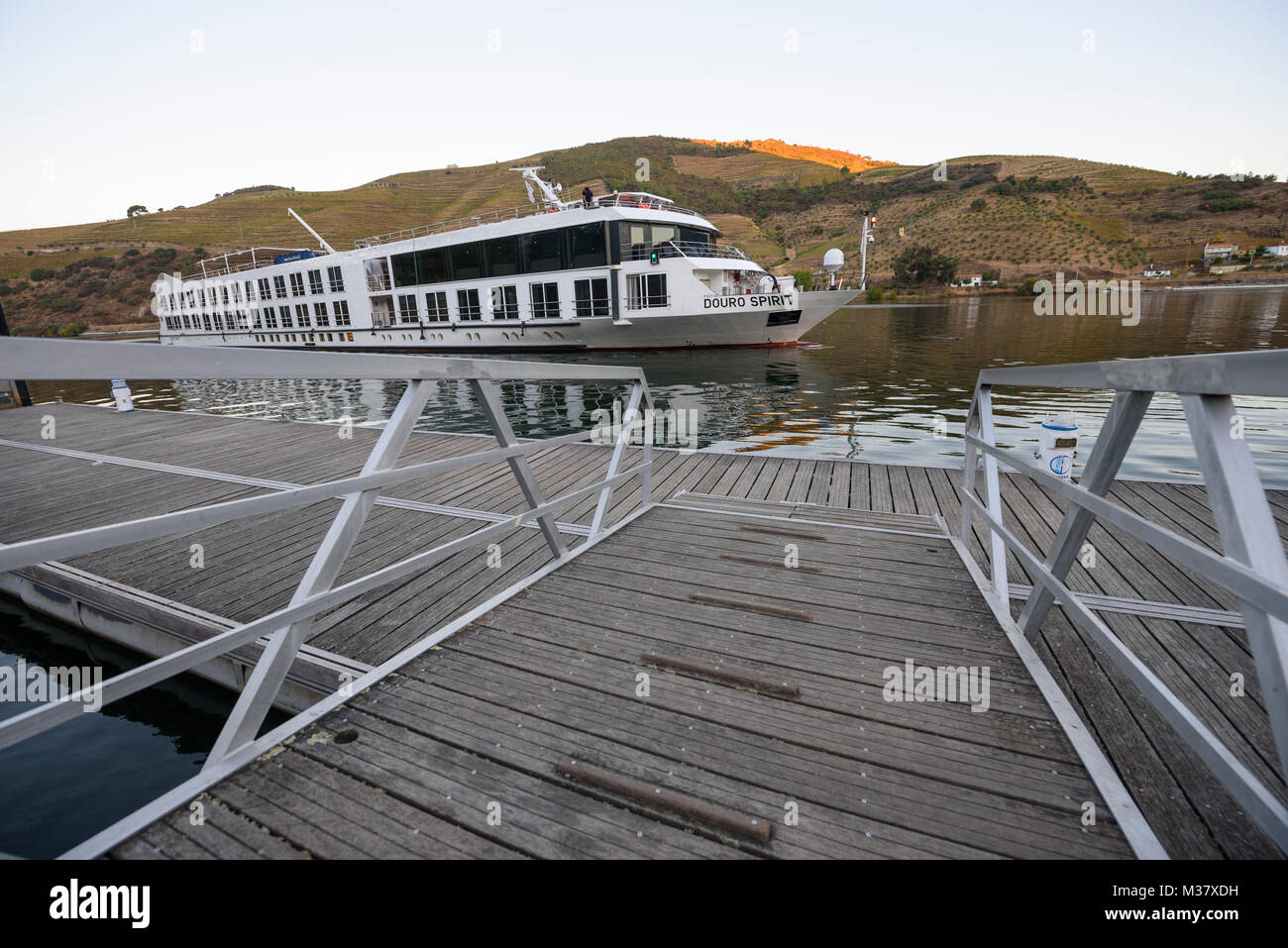 Bateau de croisière Douro Spirit à l'embarcadère de Folgosa, dans la vallée du Douro, au Portugal, en Europe Banque D'Images