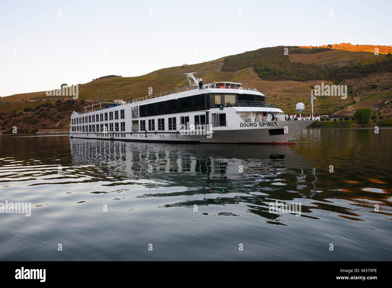 Bateau de croisière Douro Spirit à l'embarcadère de Folgosa, dans la vallée du Douro, au Portugal, en Europe Banque D'Images