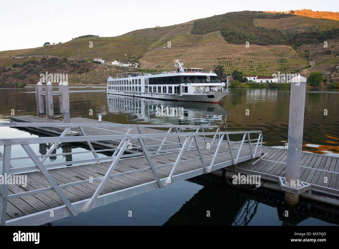 Bateau de croisière Douro Spirit à l'embarcadère de Folgosa, dans la vallée du Douro, au Portugal, en Europe Banque D'Images