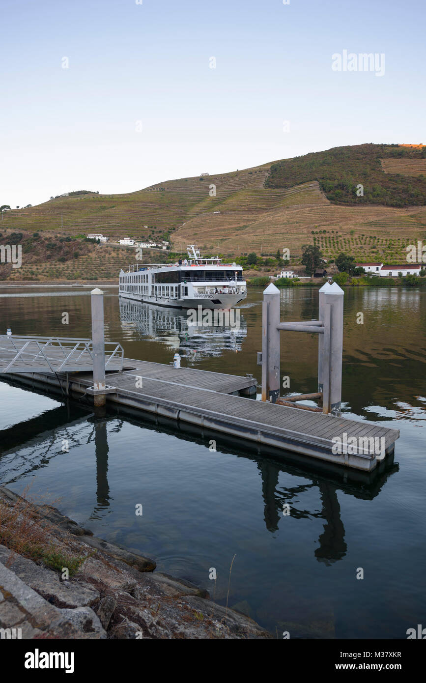 Bateau de croisière Douro Spirit à l'embarcadère de Folgosa, dans la vallée du Douro, au Portugal, en Europe Banque D'Images