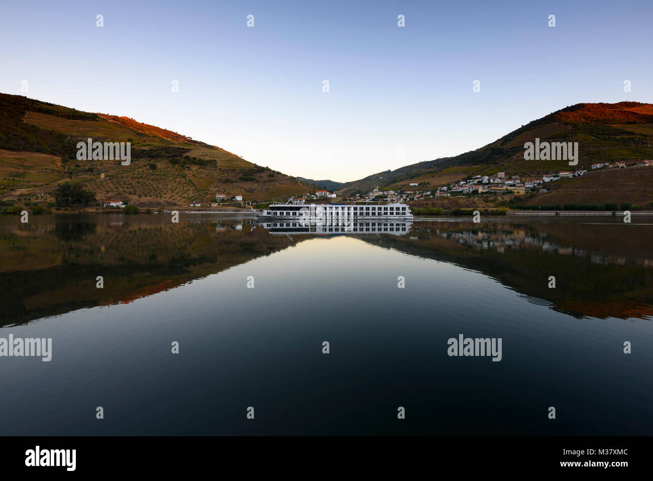 Bateau de croisière Douro Spirit naviguant sur le fleuve Douro, Portugal, Europe Banque D'Images