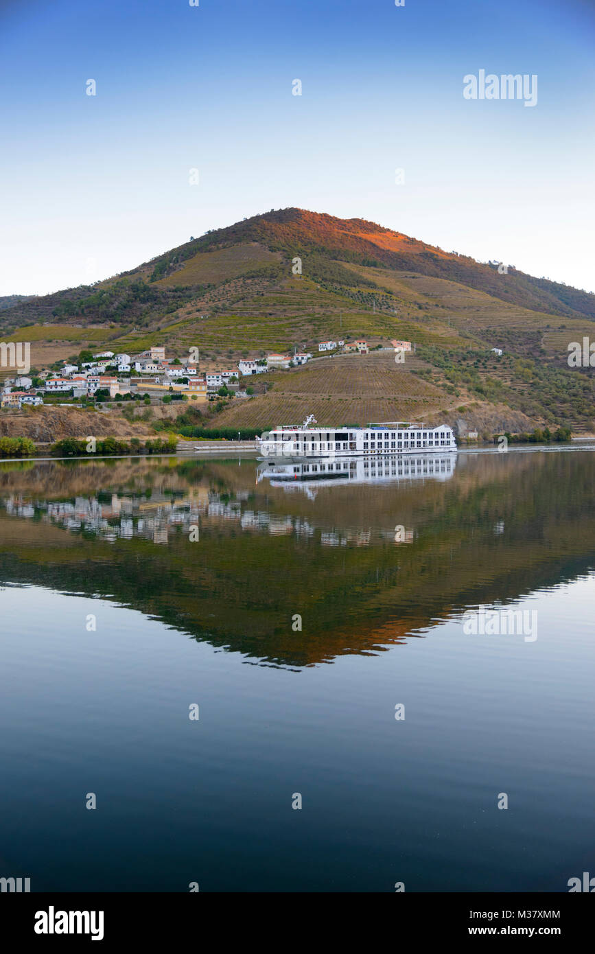Bateau de croisière Douro Spirit naviguant sur le fleuve Douro, Portugal, Europe Banque D'Images