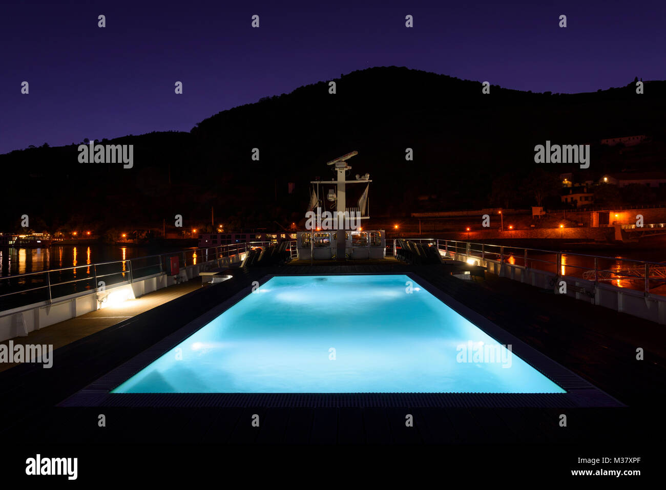 Vue nocturne de la piscine sur la terrasse supérieure du bateau de croisière Douro Spirit, région de la vallée du Douro, Portugal, Europe Banque D'Images