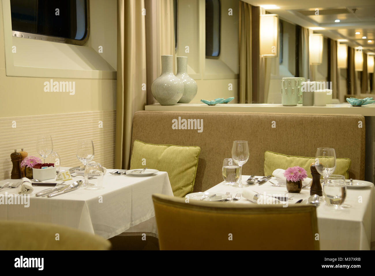 Restaurant à l'intérieur du bateau de croisière Douro Spirit, vallée du fleuve Douro, Portugal, Europe Banque D'Images