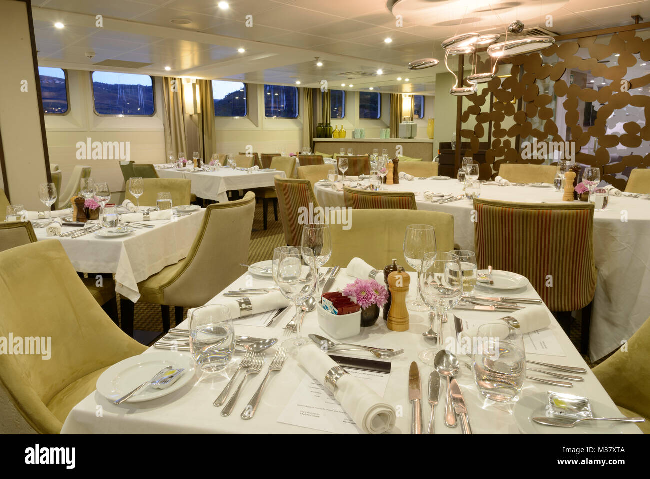 Restaurant à l'intérieur du bateau de croisière Douro Spirit, vallée du fleuve Douro, Portugal, Europe Banque D'Images