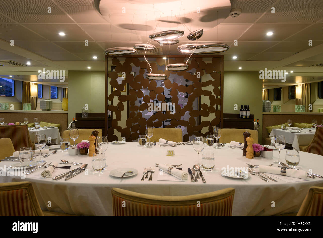 Restaurant à l'intérieur du bateau de croisière Douro Spirit, vallée du fleuve Douro, Portugal, Europe Banque D'Images