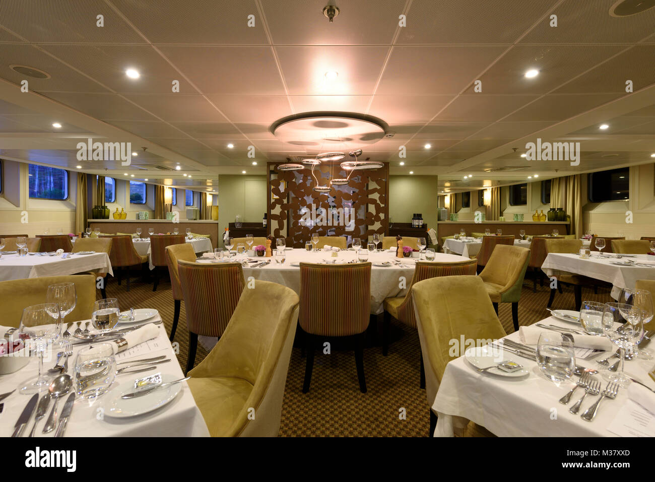 Restaurant à l'intérieur du bateau de croisière Douro Spirit, vallée du fleuve Douro, Portugal, Europe Banque D'Images