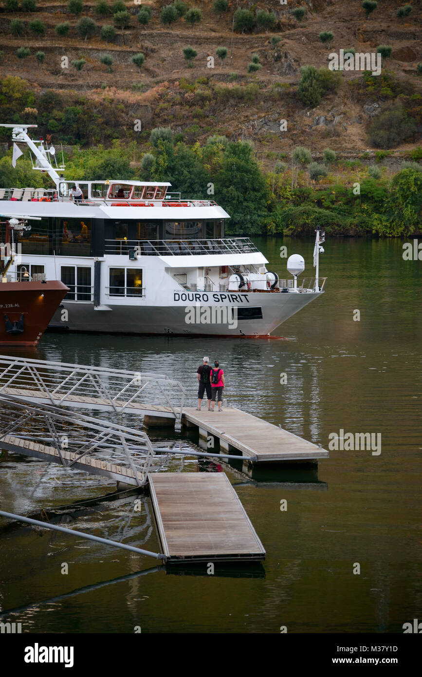 Les touristes regardant le bateau de croisière Douro Spirit arrivant à l'embarcadère de Pinhão, dans la région de la vallée du Douro au Portugal, en Europe Banque D'Images