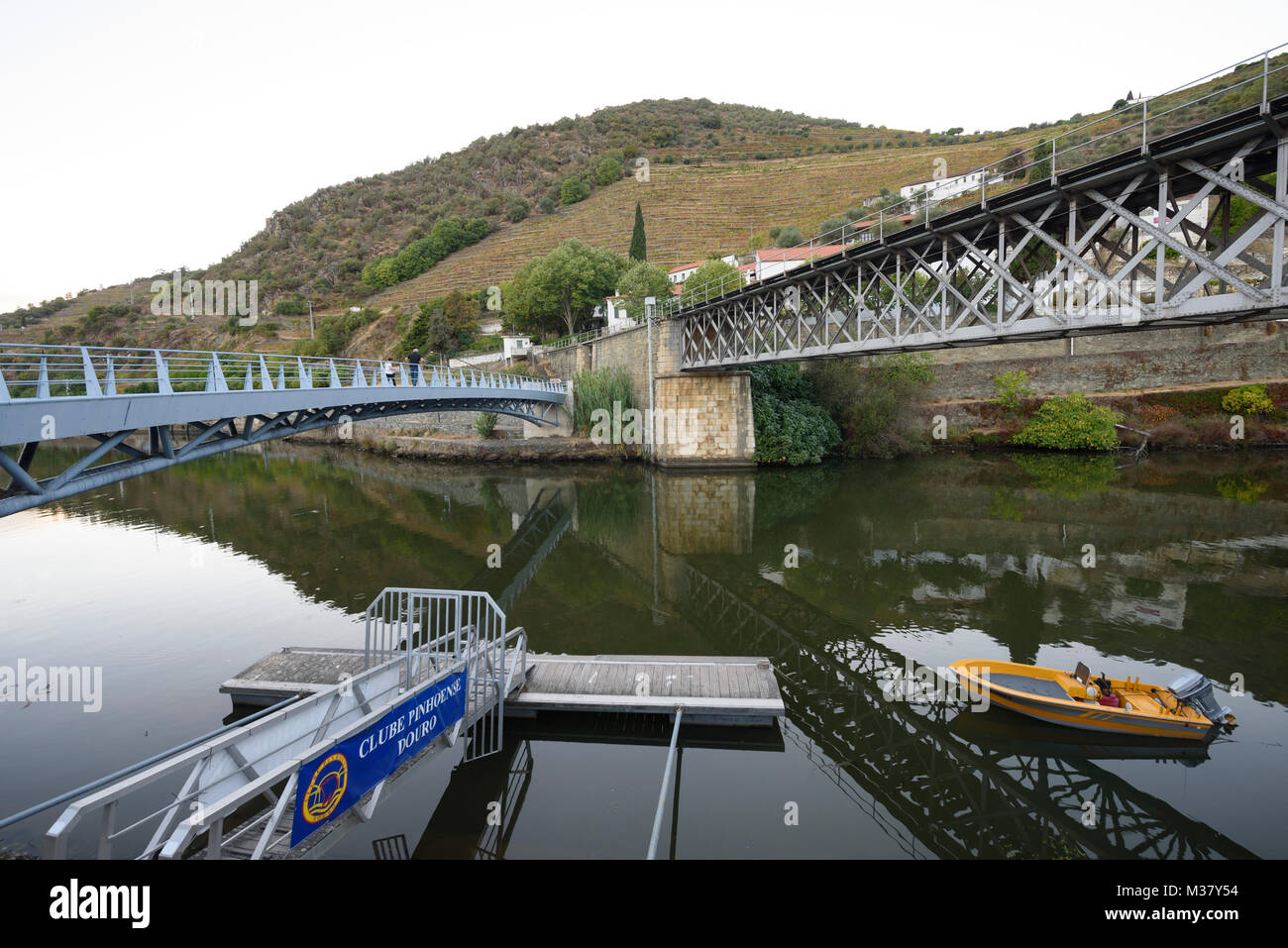 Ponts de fer et petit quai à Pinhão, région de la vallée du Douro, Portugal, Europe Banque D'Images
