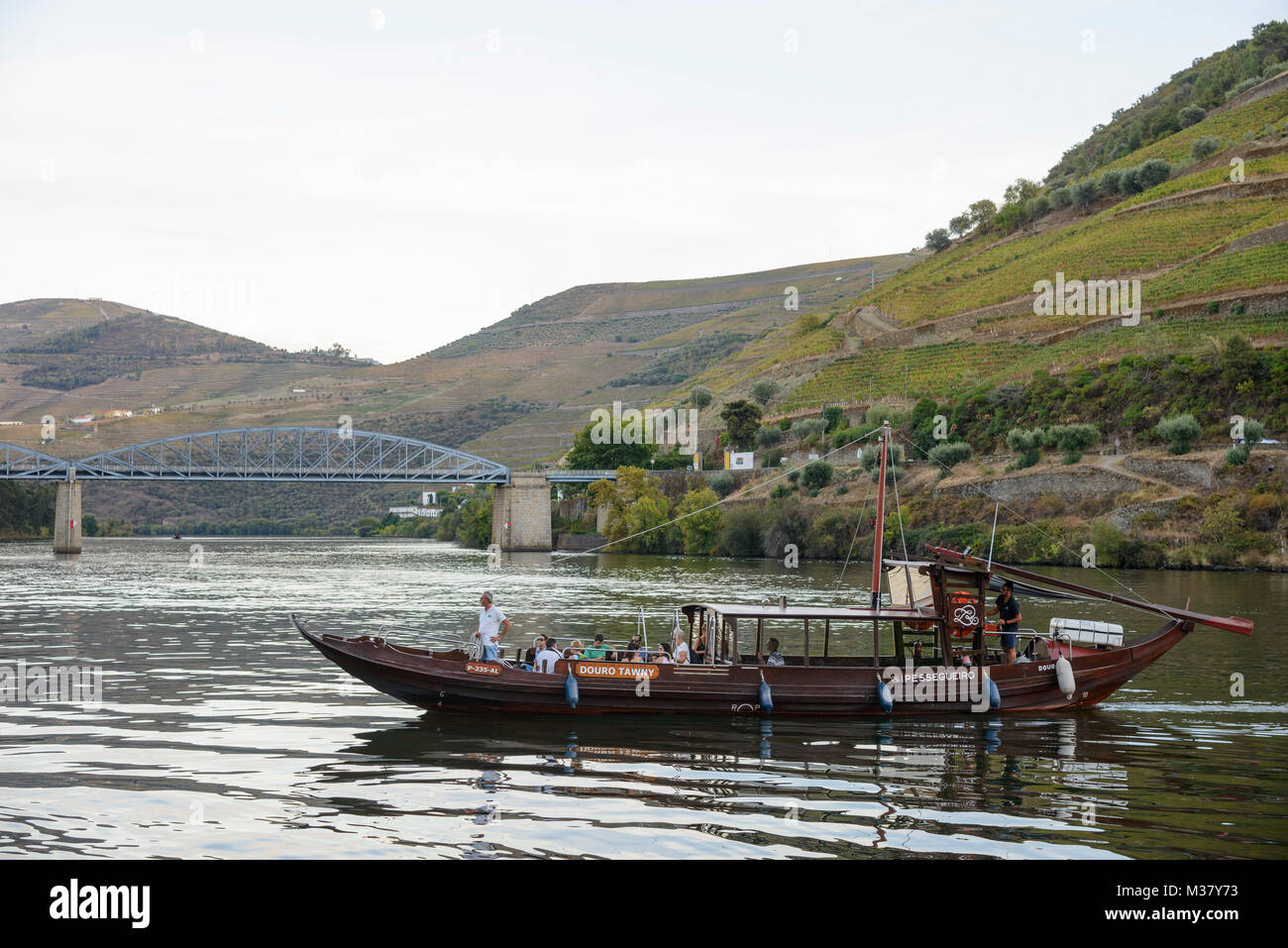Rabelo bateaux traditionnellement utilisés pour transporter le vin de Port sur le fleuve Douro converti en un bateau de visite pour les touristes à Pinhão, Portugal, Europe Banque D'Images