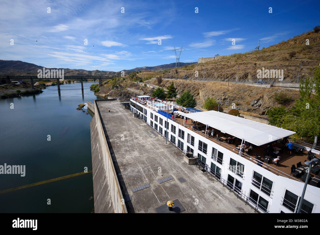 Le bateau de croisière Douro Spirit traverse une porte de banquise tout en naviguant sur le fleuve Douro, au Portugal, en Europe Banque D'Images