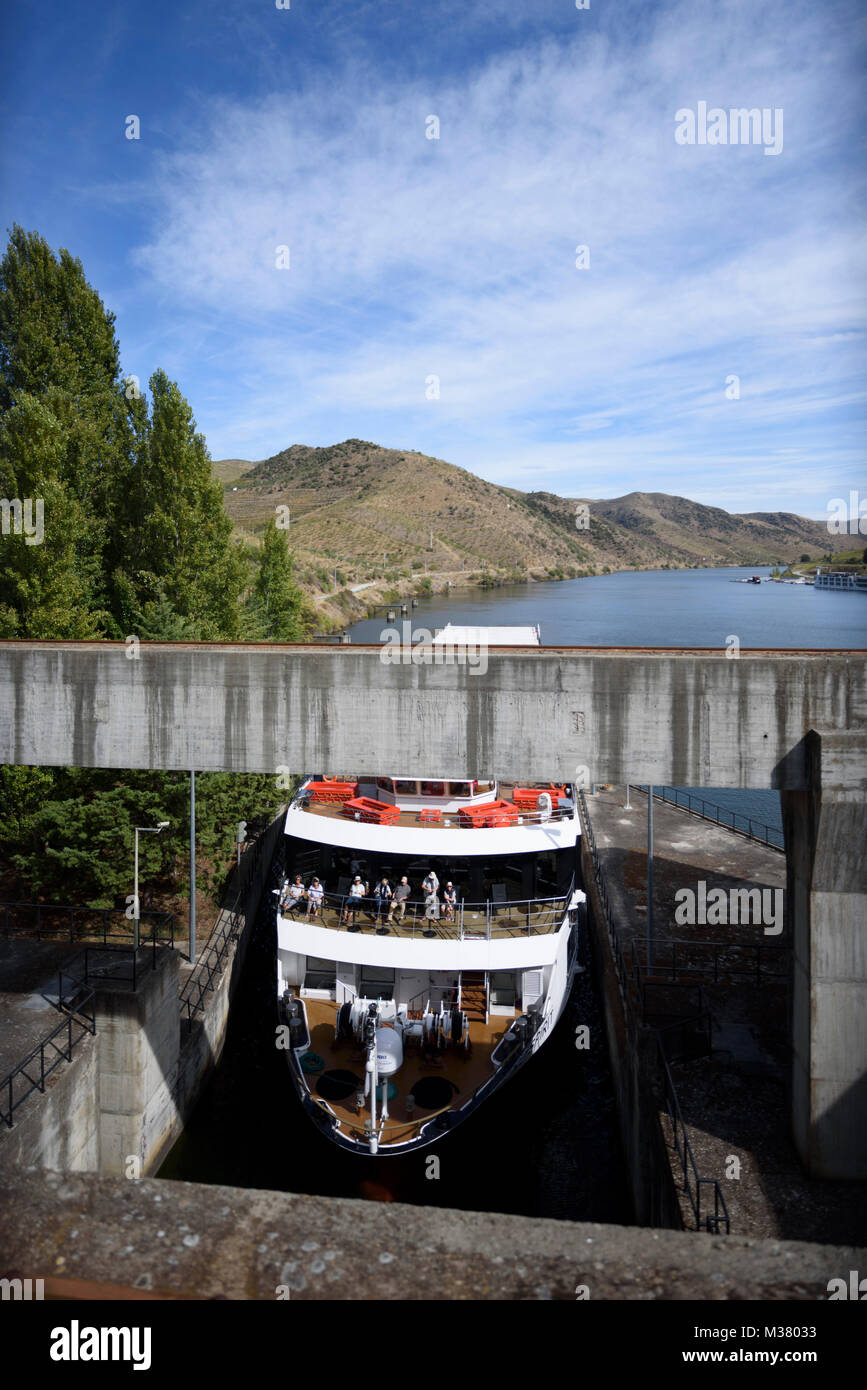 Le bateau de croisière Douro Spirit traverse une porte de banquise tout en naviguant sur le fleuve Douro, au Portugal, en Europe Banque D'Images