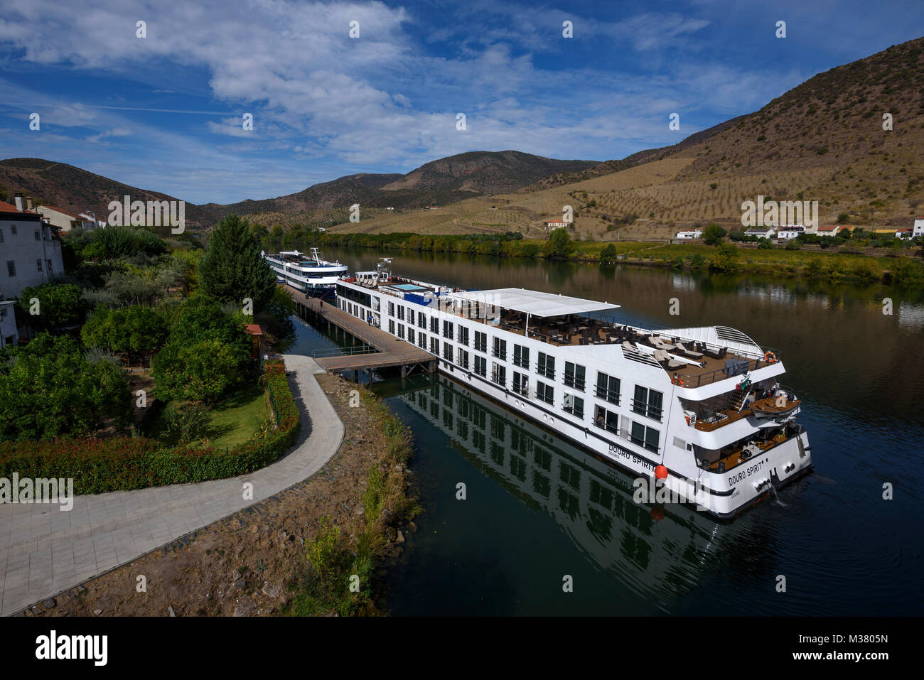 Paysage de la vallée du Douro avec le bateau de croisière du fleuve Douro Spirit amarré au quai de Barca d'Alva, Portugal, Europe Banque D'Images