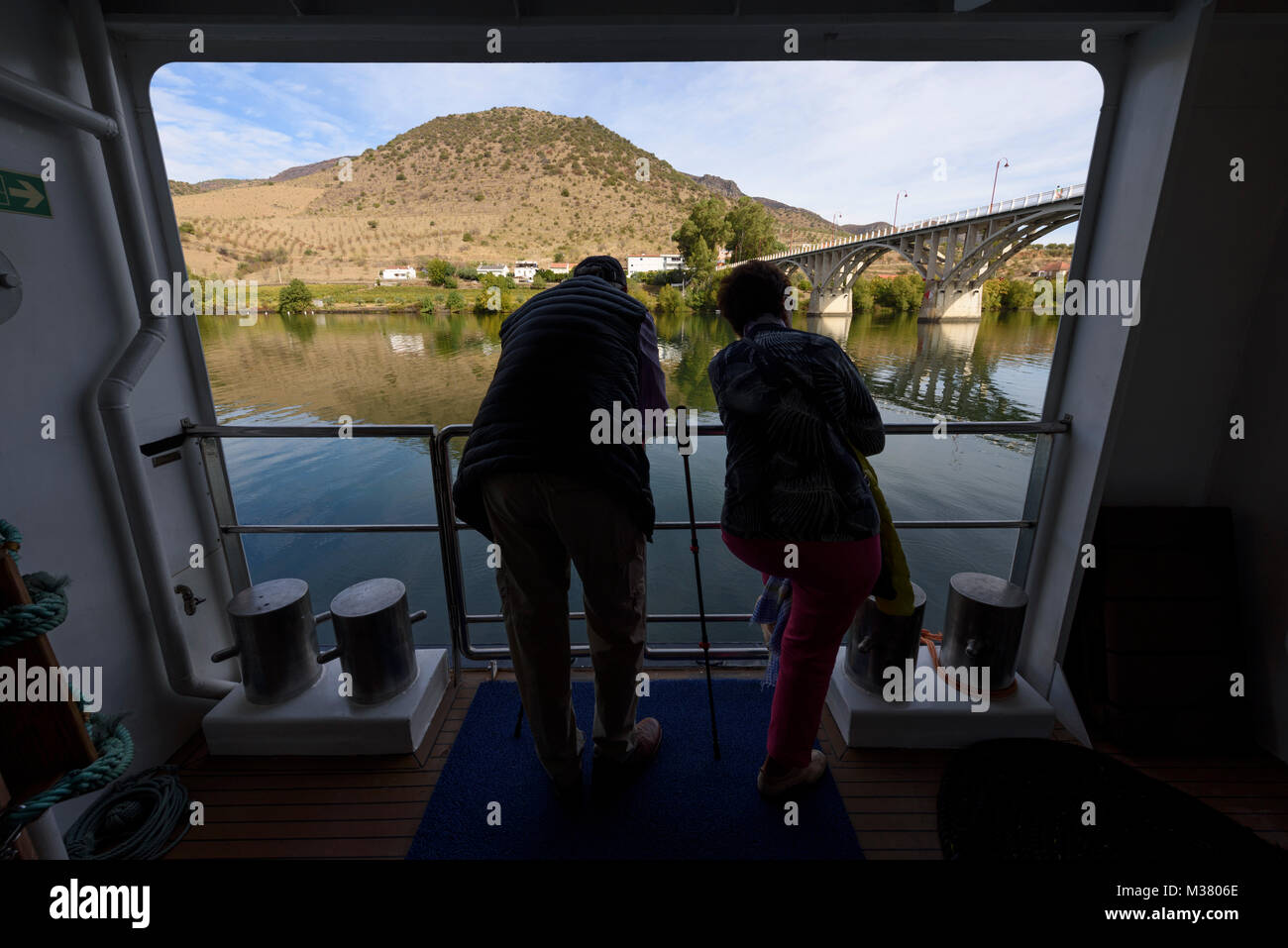 Les touristes apprécient le paysage de la vallée du Douro depuis le bateau de croisière Douro Spirit tout en amarré au village de Barca d'Alva, Portugal, Europe Banque D'Images