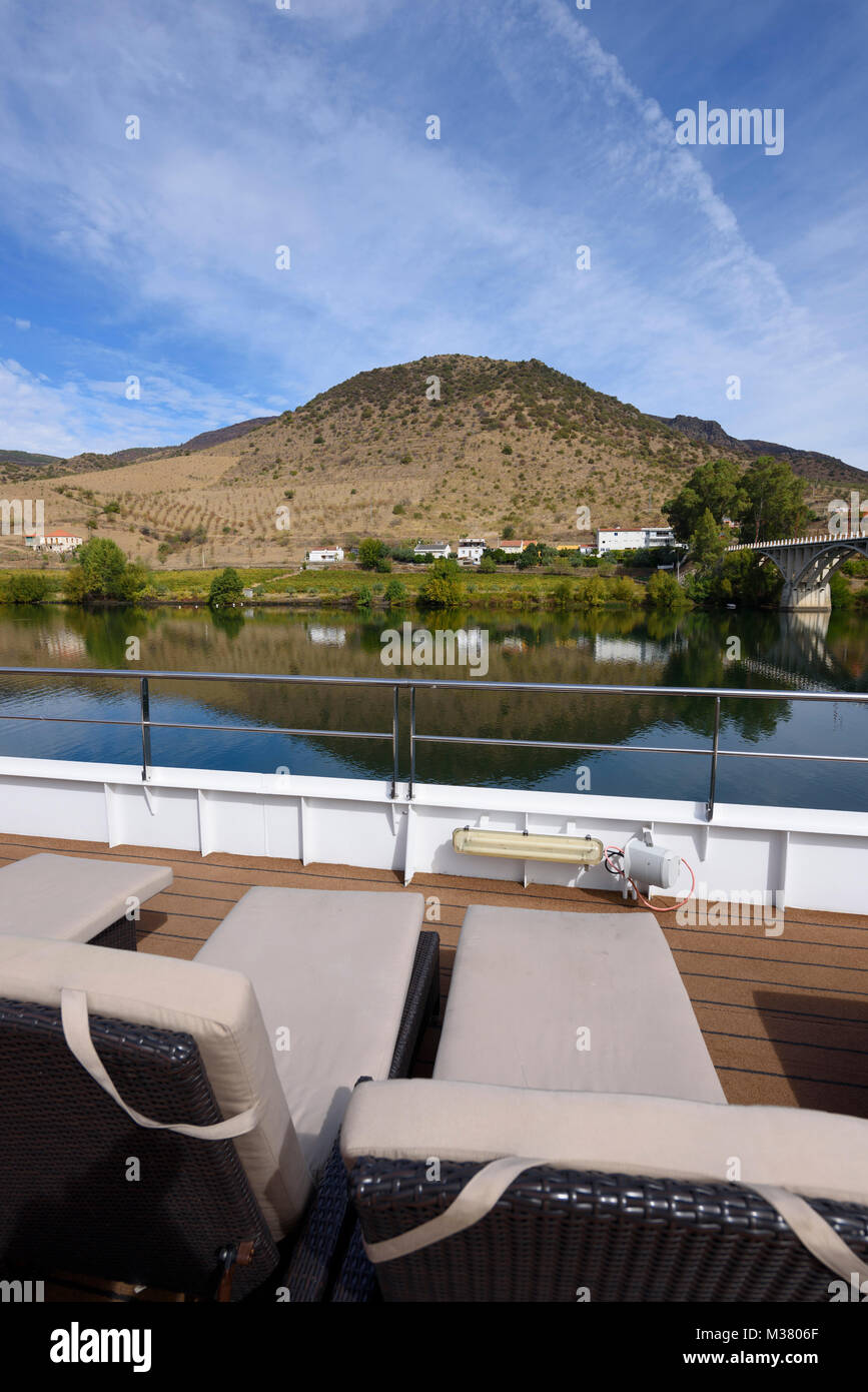 Paysage de la vallée du Douro vue depuis la terrasse supérieure du bateau de croisière Douro Spirit tout en amarré à Barca d’Alva, Portugal, Europe Banque D'Images