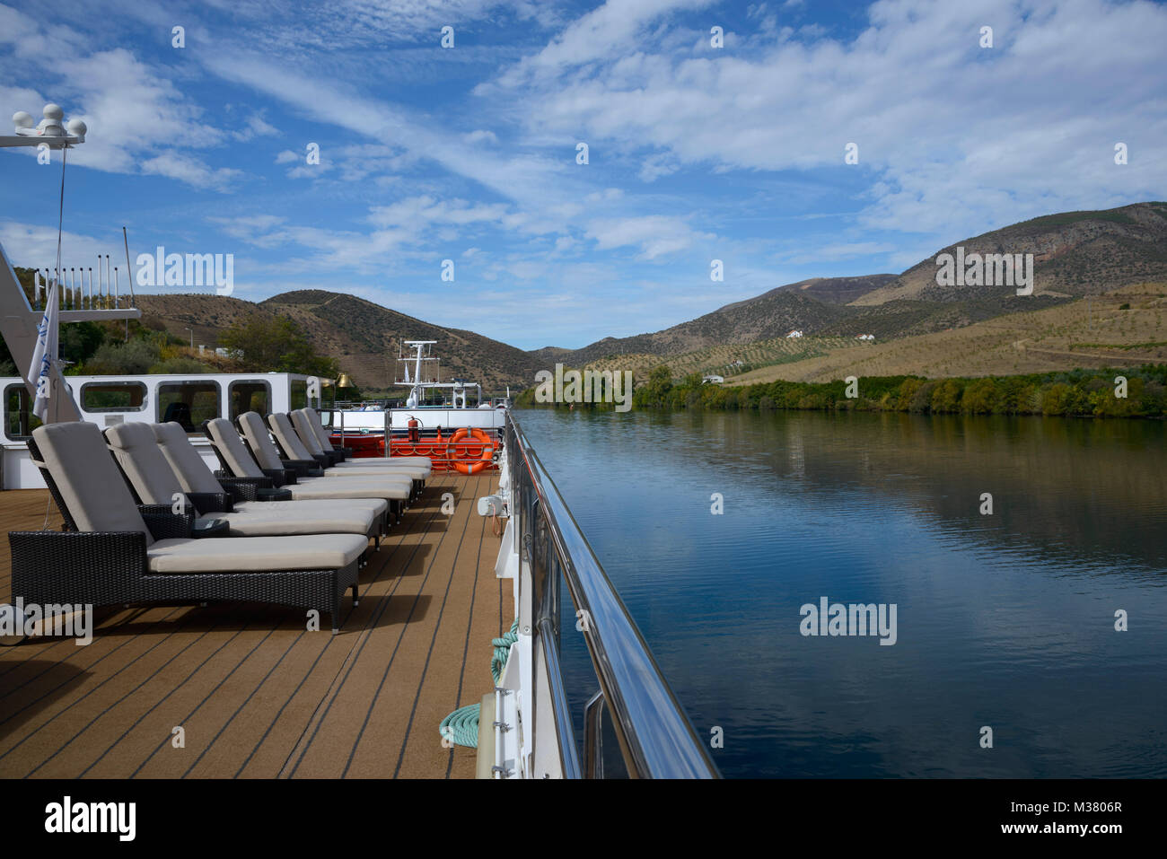 Paysage de la vallée du Douro vue depuis la terrasse supérieure du bateau de croisière Douro Spirit tout en amarré à Barca d’Alva, Portugal, Europe Banque D'Images