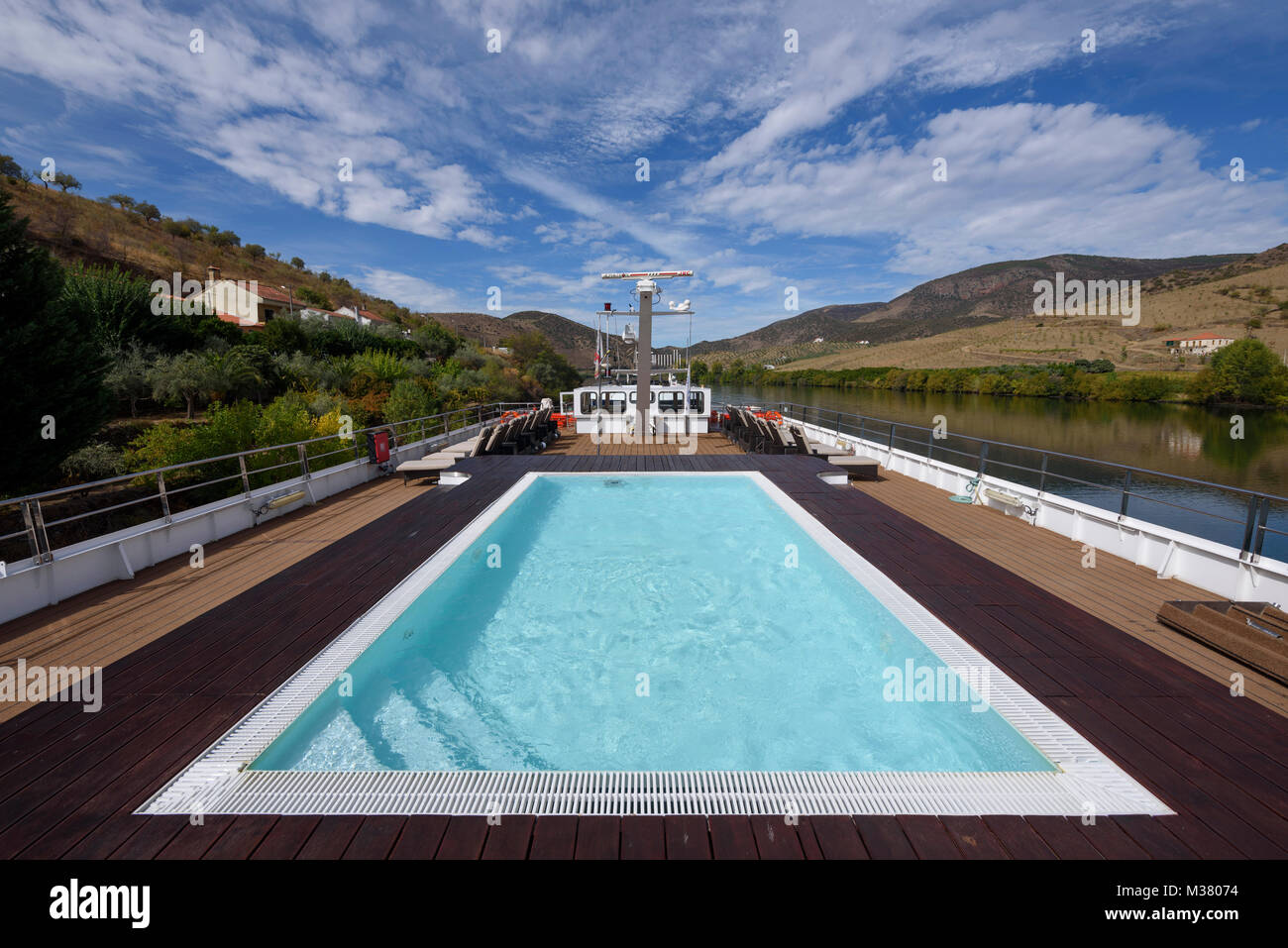 Paysage de la vallée du Douro vue depuis la terrasse supérieure du bateau de croisière Douro Spirit tout en amarré à Barca d’Alva, Portugal, Europe Banque D'Images