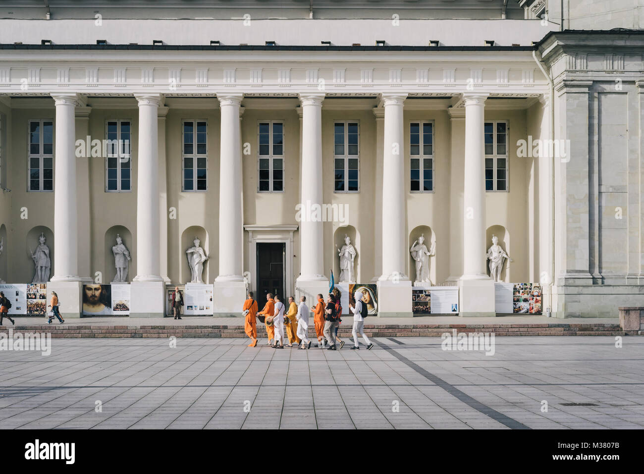 Vilnius, Lituanie - 7 septembre 2016 : un groupe de Hare Krishna chante et danse en passant par la place de la cathédrale, la vieille ville de Vilnius Banque D'Images