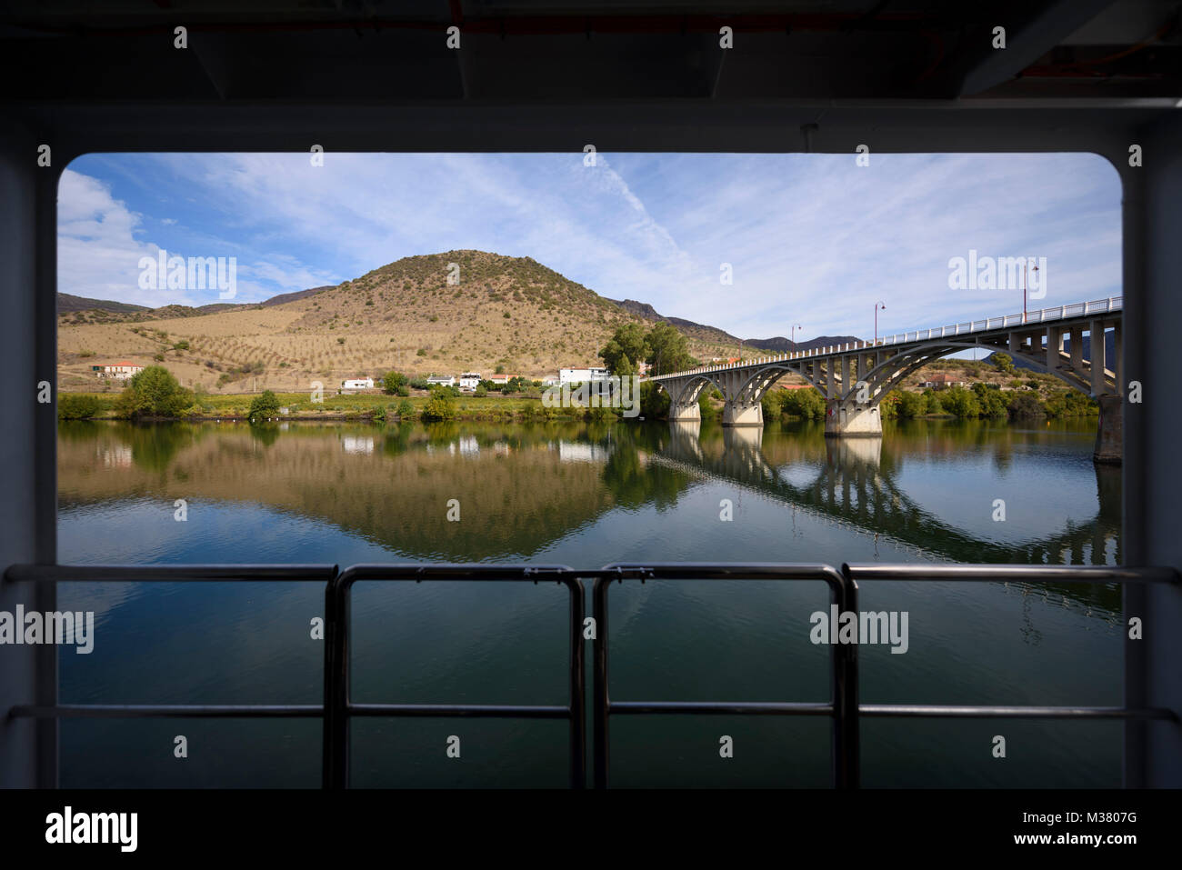 Paysage de la vallée du Douro vue de l'intérieur du bateau de croisière de l'Esprit du Douro tandis que amarré à Barca d'Alva, Portugal, Europe Banque D'Images