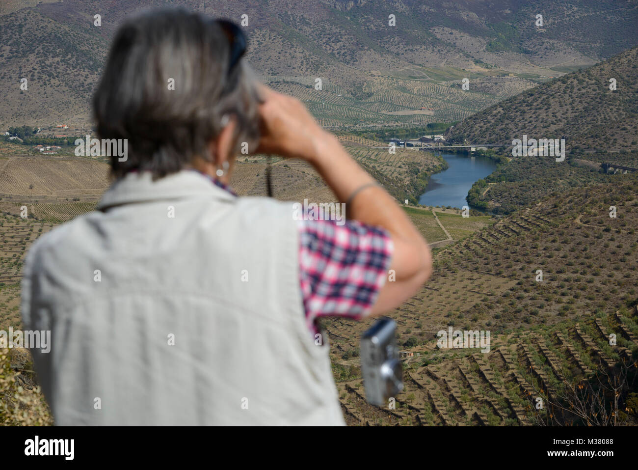 Tourisme à l'aide de jumelles pour profiter du paysage de la vallée du fleuve Douro, Portugal, Europe Banque D'Images