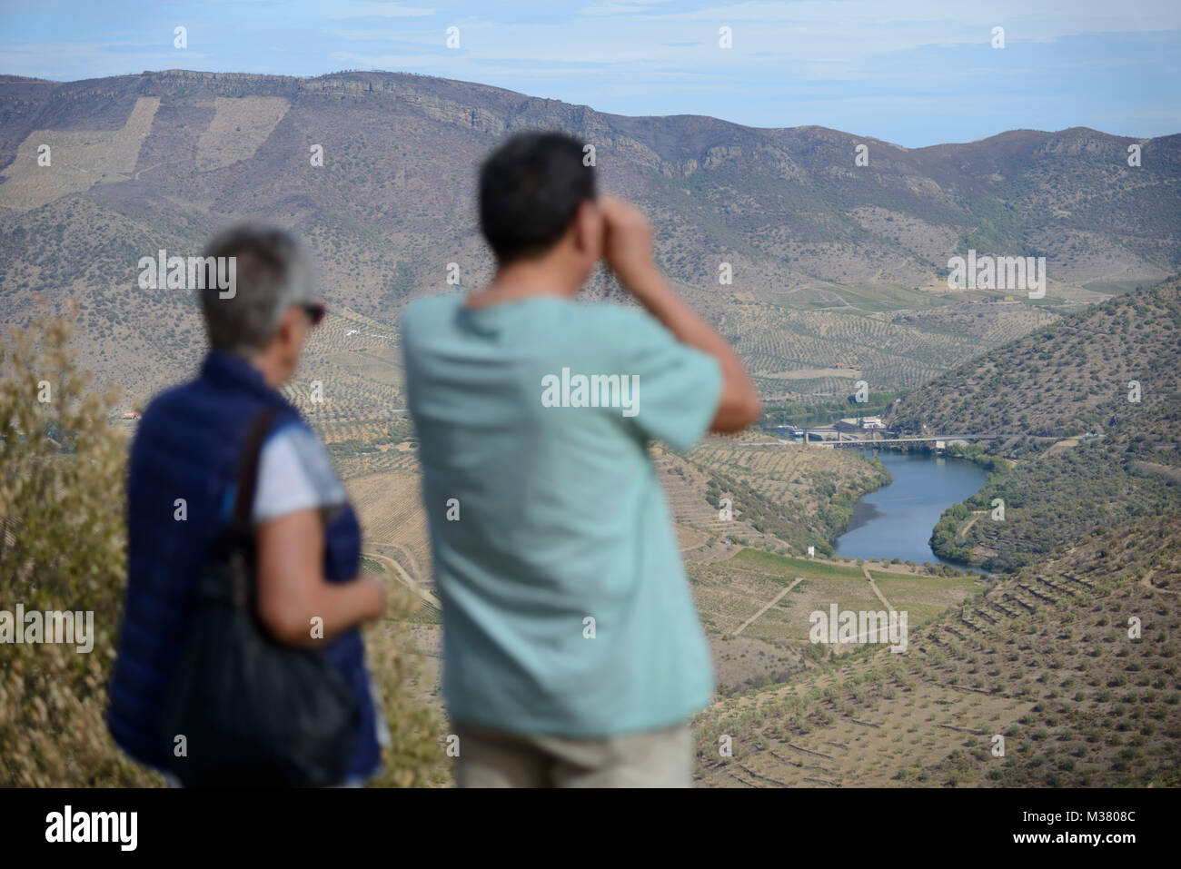 Tourisme à l'aide de jumelles pour profiter du paysage de la vallée du fleuve Douro, Portugal, Europe Banque D'Images