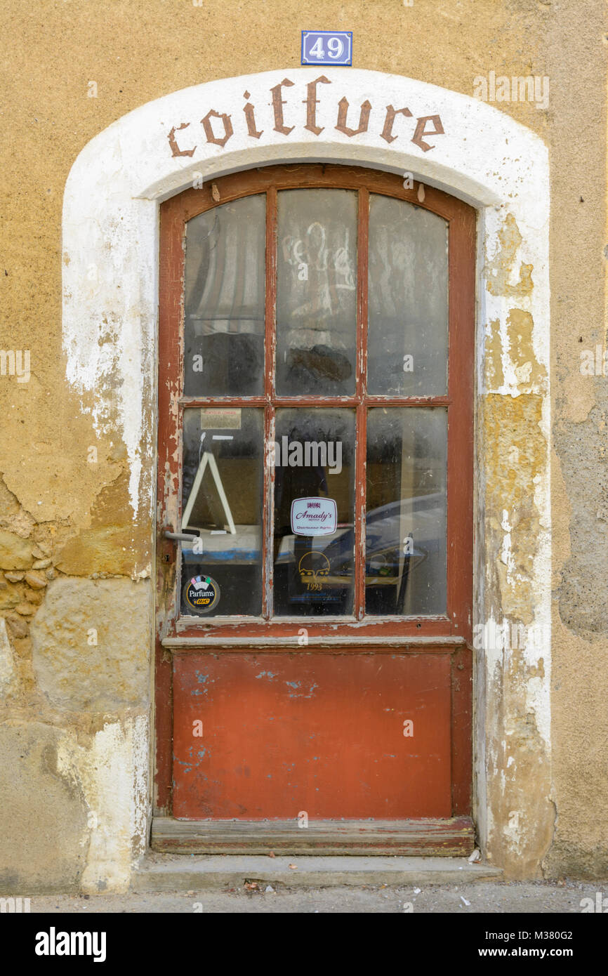 Gros plan d'une coiffure boutique porte dans Barran, Gers (Gascogne), l'Occitanie (Midi-Pyrénées), le sud-ouest de la France Banque D'Images