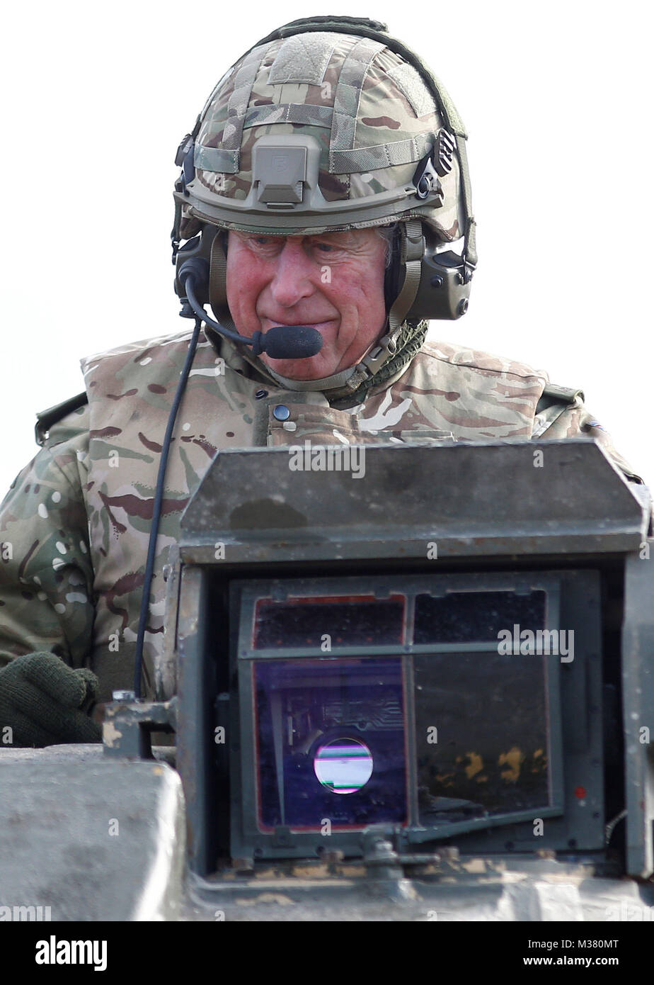 Le Prince de Galles prend un tour sur un guerrier véhicule blindé pendant un exercice lors d'une visite au 1er Bataillon du Régiment de mercie pour marquer 10 années comme son colonel en chef et 40 ans depuis qu'il est colonel en chef du régiment de Cheshire. Banque D'Images