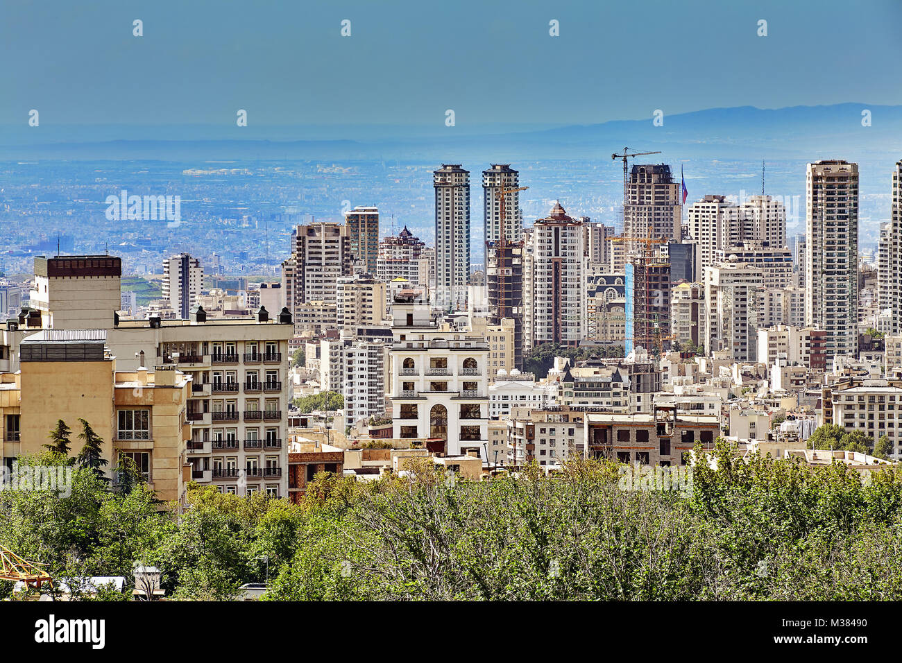Téhéran, Iran - 28 Avril 2017 : la vue de haut pour les bâtiments à plusieurs étages et les grues de construction dans un nouveau domaine. Banque D'Images