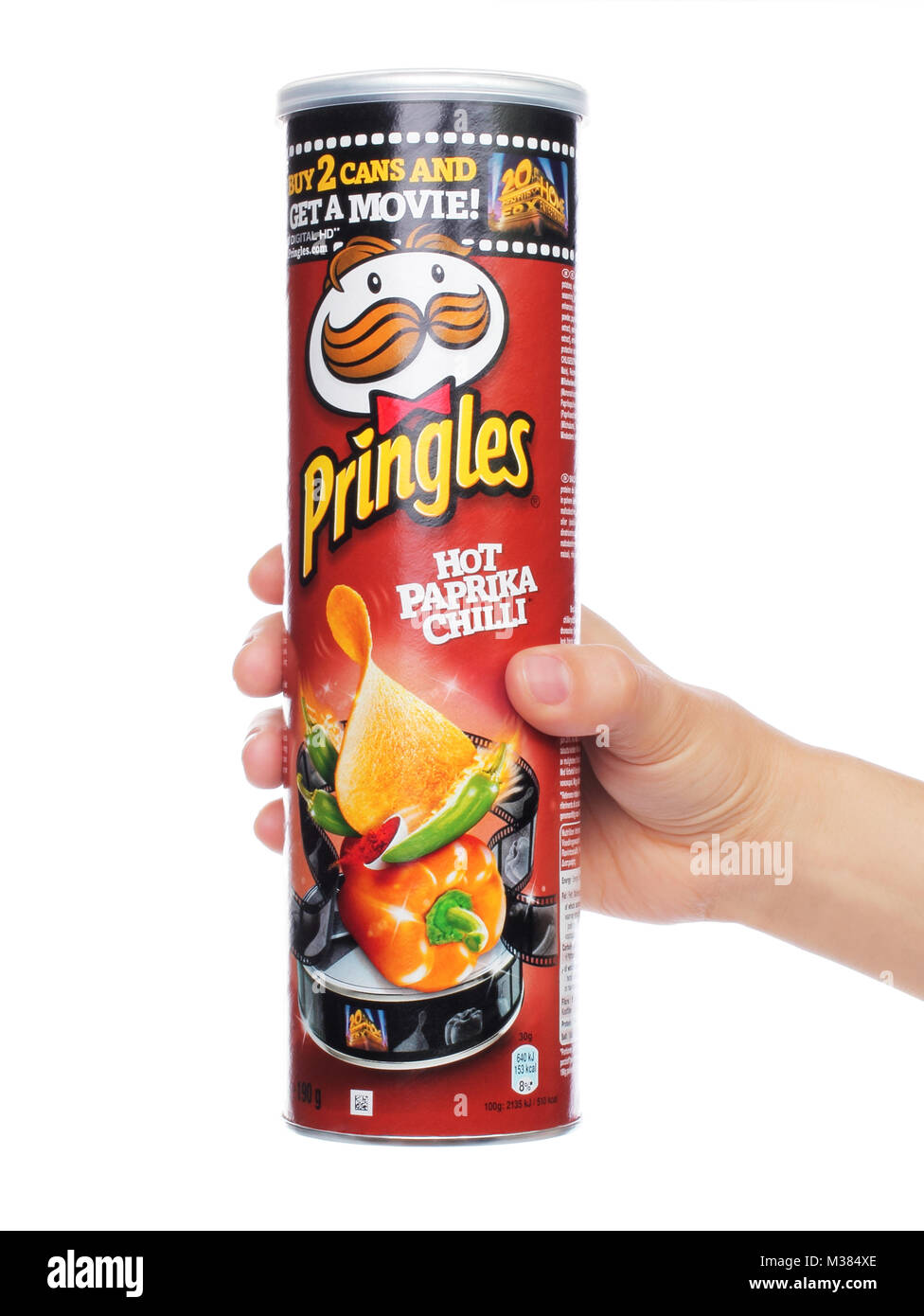 Kiev, Ukraine - septembre 4, 2017 : croustilles Pringles Original fort dans femme Main sur fond blanc. Les Pringles est une marque de chips de pommes de terre propre snack Banque D'Images