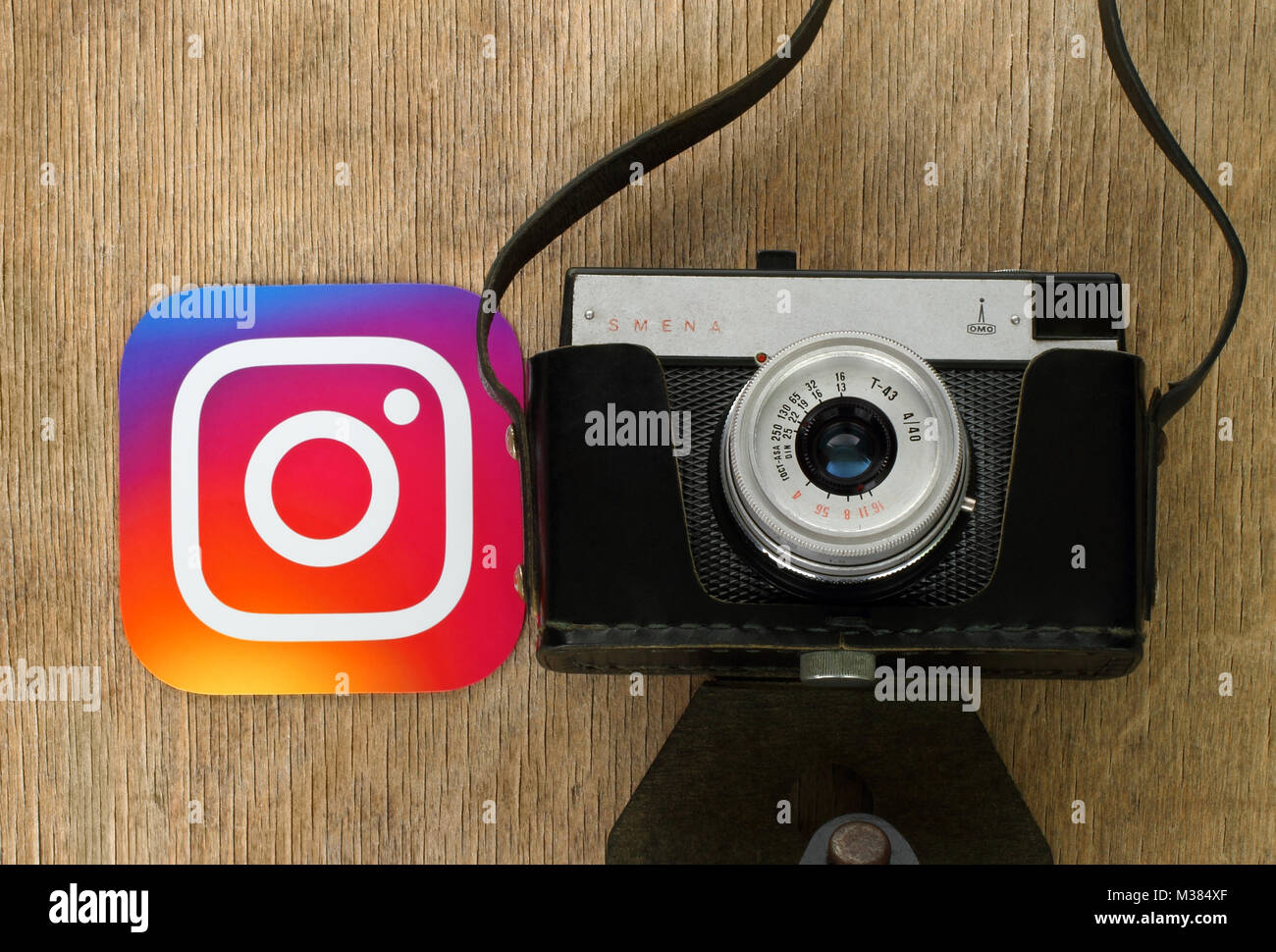 Kiev, Ukraine - septembre 4, 2017 Instagram : logo imprimé sur le papier et mettre près de l'appareil photo rétro sur fond de bois. Instagram est un mobile photo-s Banque D'Images