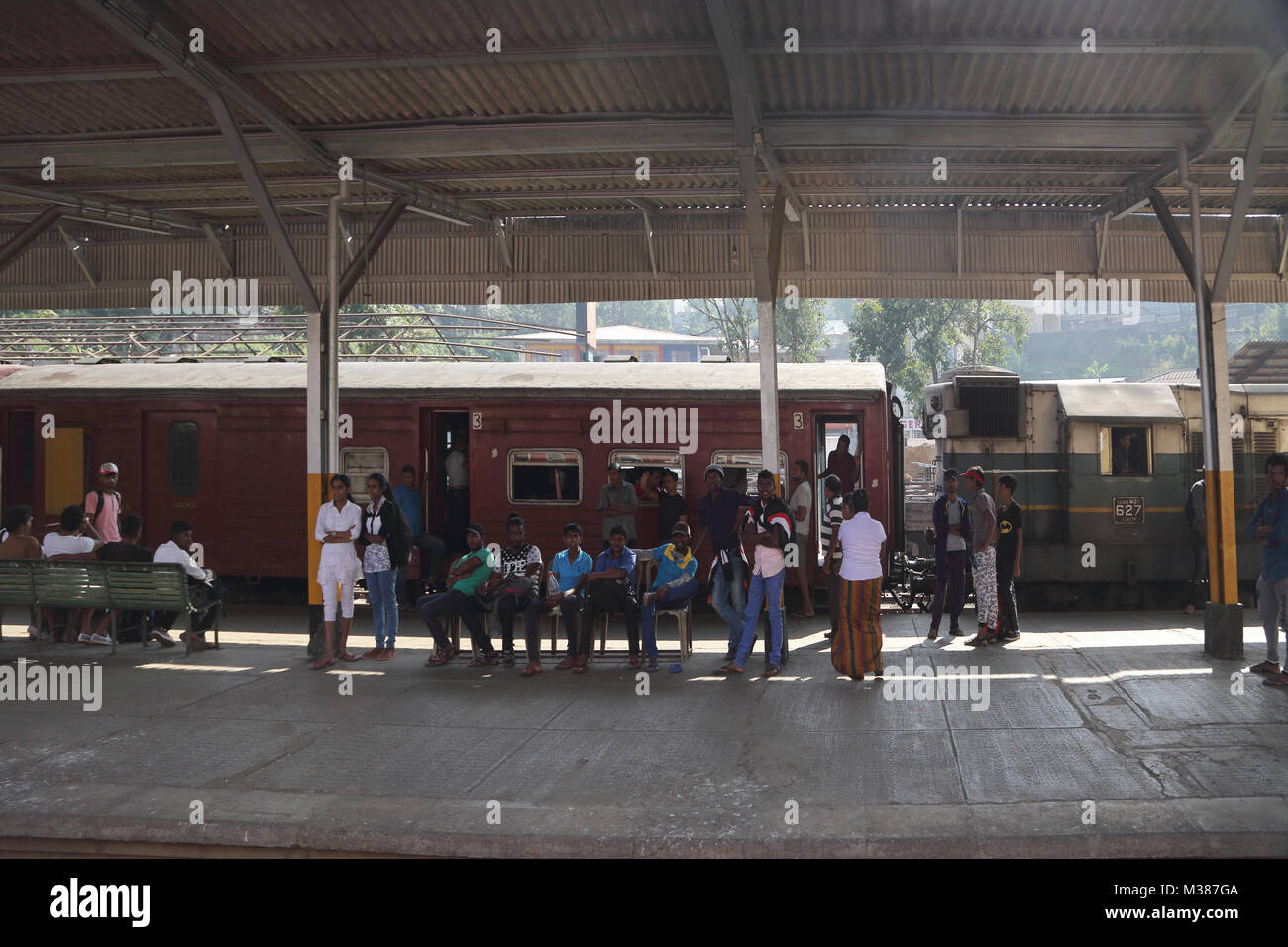 Railway Station Hatton Province Sri Lanka les passagers qui attendent sur la plate-forme pour le train Banque D'Images