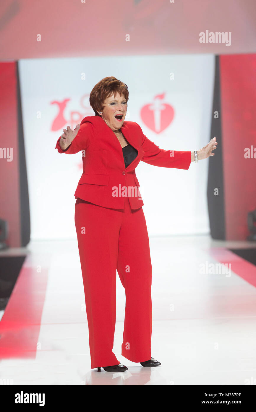 New York, États-Unis. Le 08 février, 2018. Marion Ross wearing gown par Karen Millen robe rouge pour la piste promenades 2018 Fashion Show à Hammerstein Ballroom Crédit : Lev Radin/Pacific Press/Alamy Live News Banque D'Images