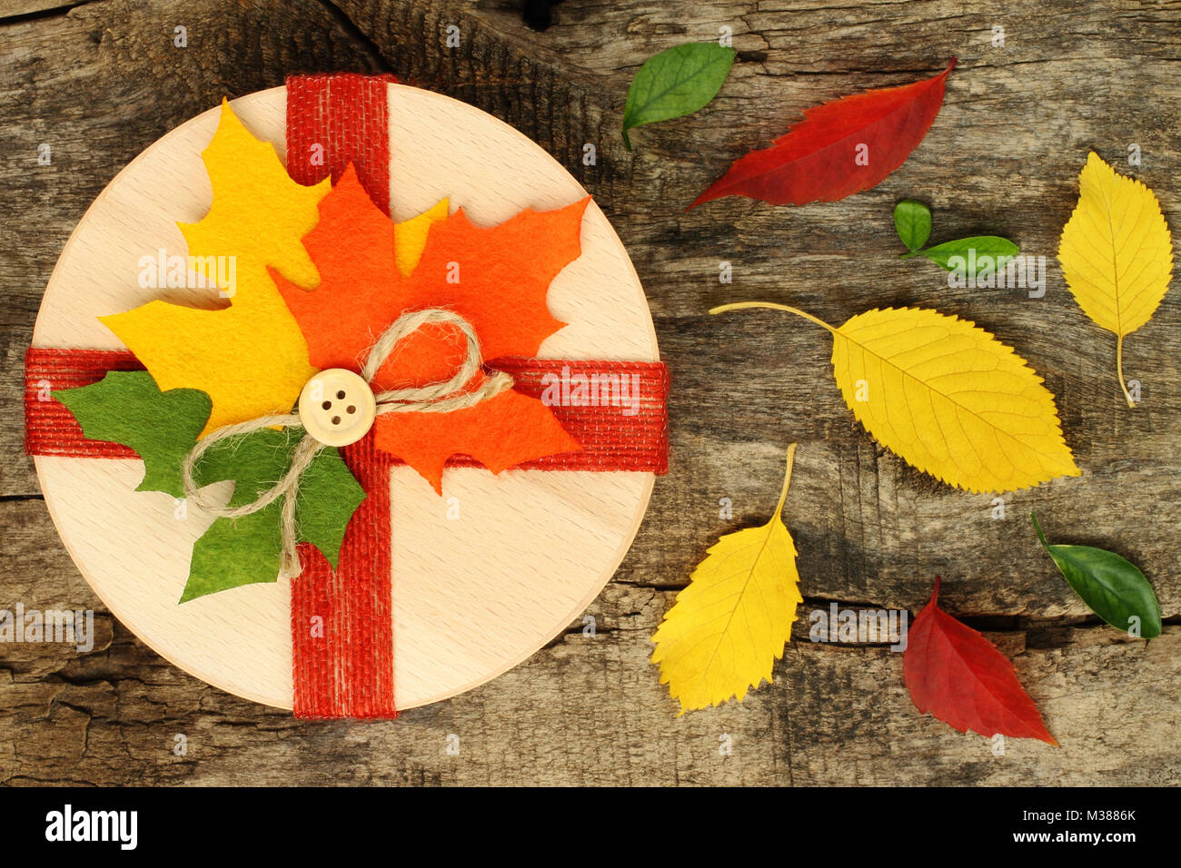 Concept d'automne présente fort avec les feuilles séchées sur fond en bois Banque D'Images